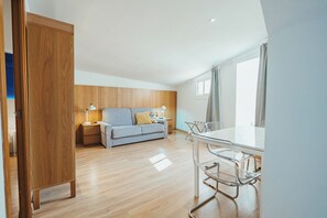 Family Apartment, 3 bedrooms (7 pax) | Aire de séjour | Téléviseur à écran plat de 55 po avec télévision par câble, téléviseur