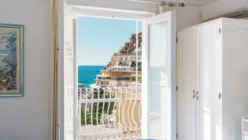 Double Room, Sea View | Frette Italian sheets, in-room safe, desk, blackout drapes