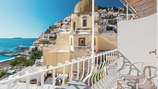 Un pueblo costero con una iglesia destacada y vistas al mar.