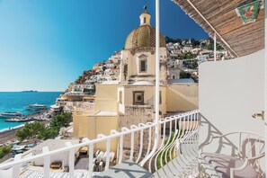 A coastal town with a prominent church and a view of the sea. - Villa La Tartana (Positano)