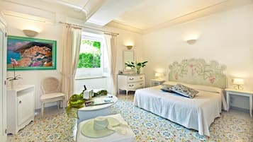 Comfort Room, 1 King Bed, Hot Tub, City View, NO SEA VIEW | 意大利 Frette 床單、房內夾萬、書桌、遮光窗簾/窗簾