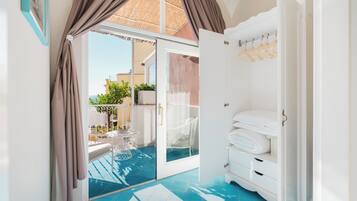 Kamer, 1 twee- of 2 eenpersoonsbedden, balkon, gedeeltelijk uitzicht op zee | Badkamer | Gratis toiletartikelen, een haardroger, pantoffels, een bidet
