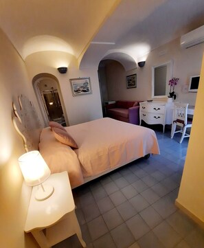 Standard Double Room, City View, NO SEA VIEW | Lenzuola Frette, una cassaforte in camera, una scrivania