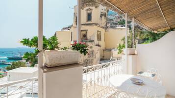 Kahden hengen huone, merinäköala | Italialaiset Frette-lakanat, tallelokero huoneessa, työpöytä