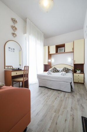 Habitació doble, vistes al mar | Caixa forta a l'habitació, escriptori, wifi gratuïta i roba de llit 