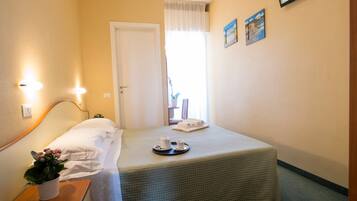 Camera piccola con balone | Brankas, meja kerja, Wi-Fi gratis, dan seprai linen