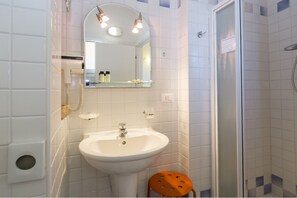 Camera piccola con balone | Bathroom