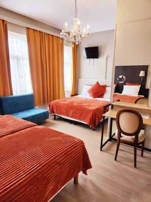 Family Room | Premium bedding, blackout drapes, free WiFi, bed sheets - Hotel Gulden Vlies (Bruges)