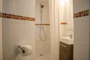 Budget Double Room | Bathroom | Shower, free toiletries, hair dryer, towels - Hotel Gulden Vlies (Bruges)