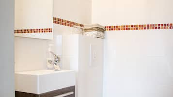 Budget Double Room | Bathroom | Shower, free toiletries, hair dryer, towels