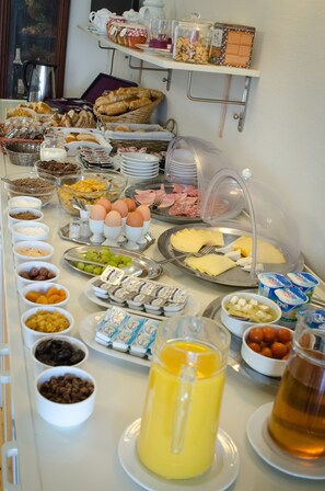 Petit déjeuner buffet (10 EUR par personne)