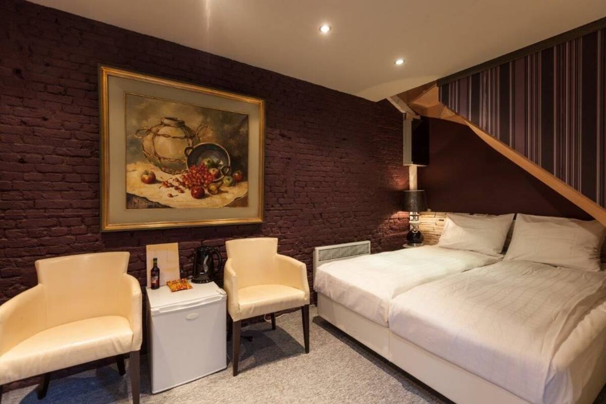 In-room safe, desk, soundproofing, iron/ironing board