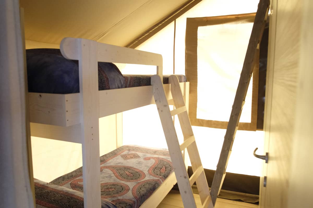 Tienda de campaña Deluxe, varias camas, en el área del jardín | 1 habitación, decoración personalizada, wifi gratis y ropa de cama
