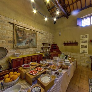Daily continental breakfast (EUR 7.50 per person) - Duca di Castelmonte (Trapani)