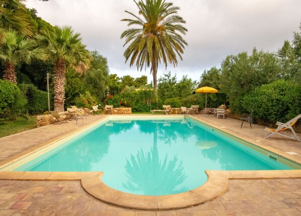 Seasonal outdoor pool, pool umbrellas, sun loungers - Duca di Castelmonte (Trapani)