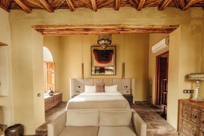 Suite Junior | Coffres-forts dans les chambres, fer et planche à repasser