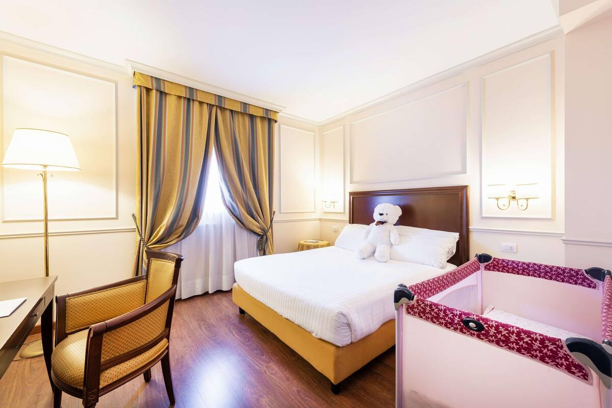 Selimut bulu angsa, minibar, brankas, dan meja kerja