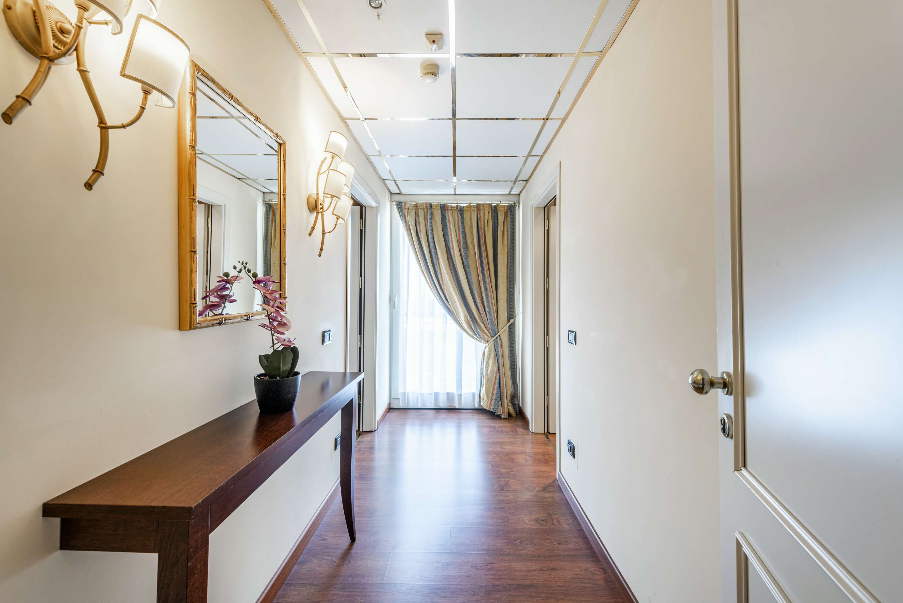 executive suite, 1 queen bed, non smoking (with sofabed) | down duvets, minibar, in-room safe, desk