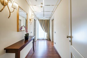 Suite executiva, 1 llit de matrimoni, no fumadors (with Sofabed) | Cobrellits, minibar, caixa forta a l'habitació i escriptori 