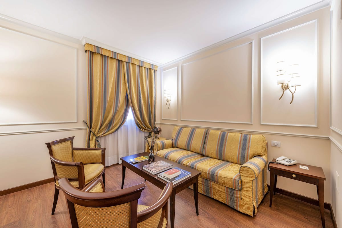Executive Suite, 1 Queen Bed, Non Smoking (with Sofabed) | Dining room
