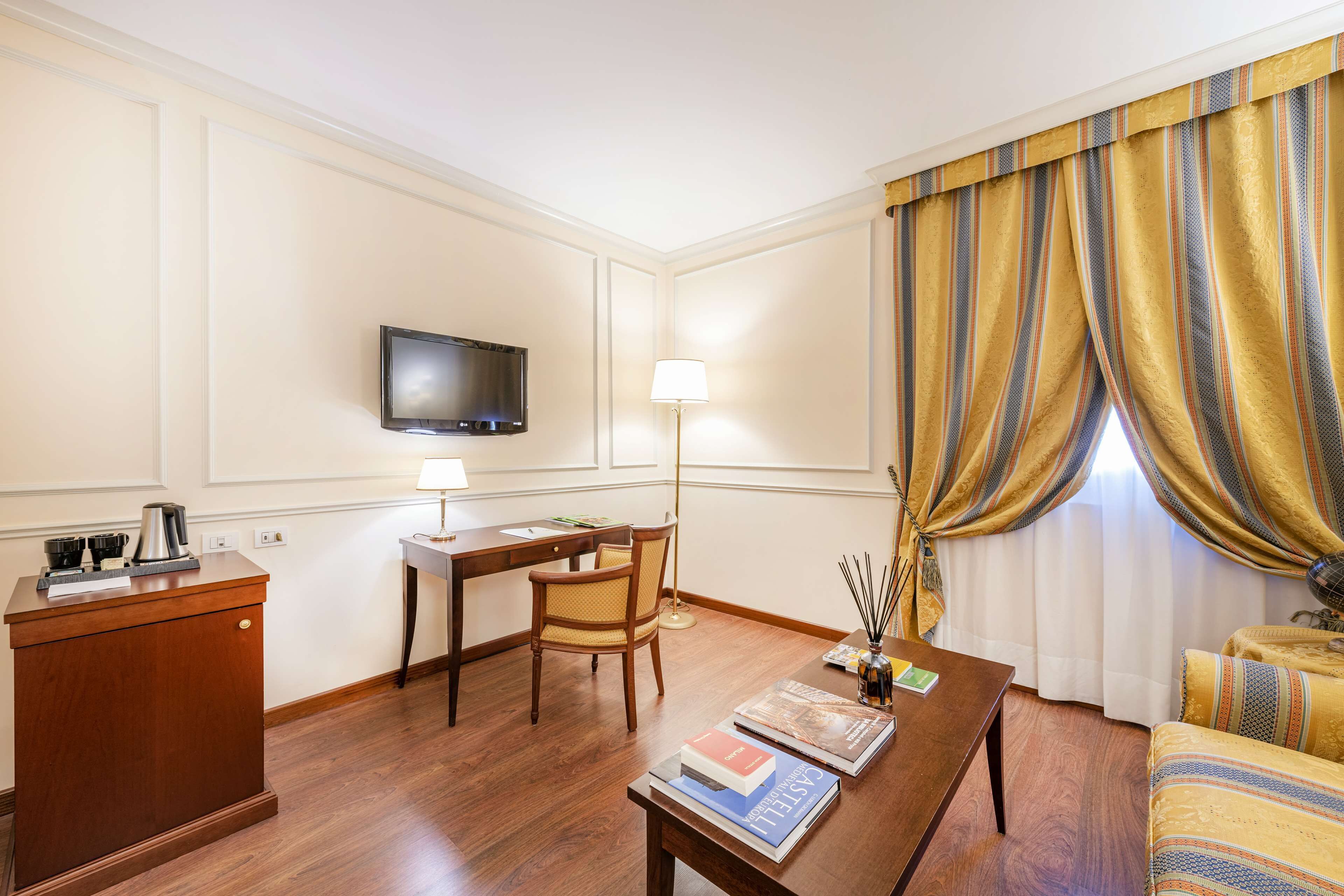 executive suite, 1 queen bed, non smoking (with sofabed) | down duvets, minibar, in-room safe, desk