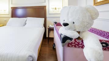 Quarto clássico, 1 cama Queen, para não fumantes | Edredons de pluma, frigobar, cofres nos quartos, escrivaninha