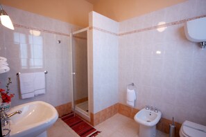 Shower, free toiletries, hair dryer, bidet - B&B Camere Andrei (Pienza)