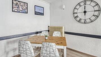 Petit déjeuner buffet (10 EUR par personne)