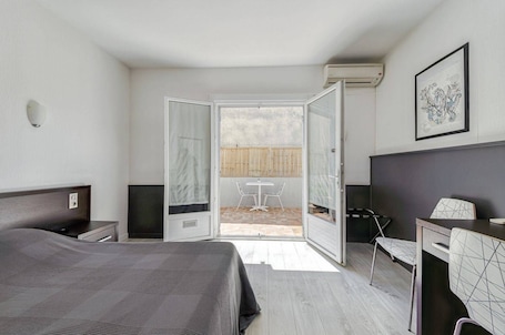 Chambre Double, terrasse | Bureau, chambres insonorisées, fer et planche à repasser, Wi-Fi gratuit. Hotel Vila