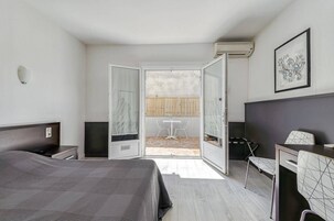 Chambre Double, terrasse | Bureau, chambres insonorisées, fer et planche à repasser, Wi-Fi gratuit