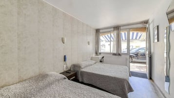 Familiekamer | Een bureau, geluiddichte muren, een strijkplank/strijkijzer, gratis wifi