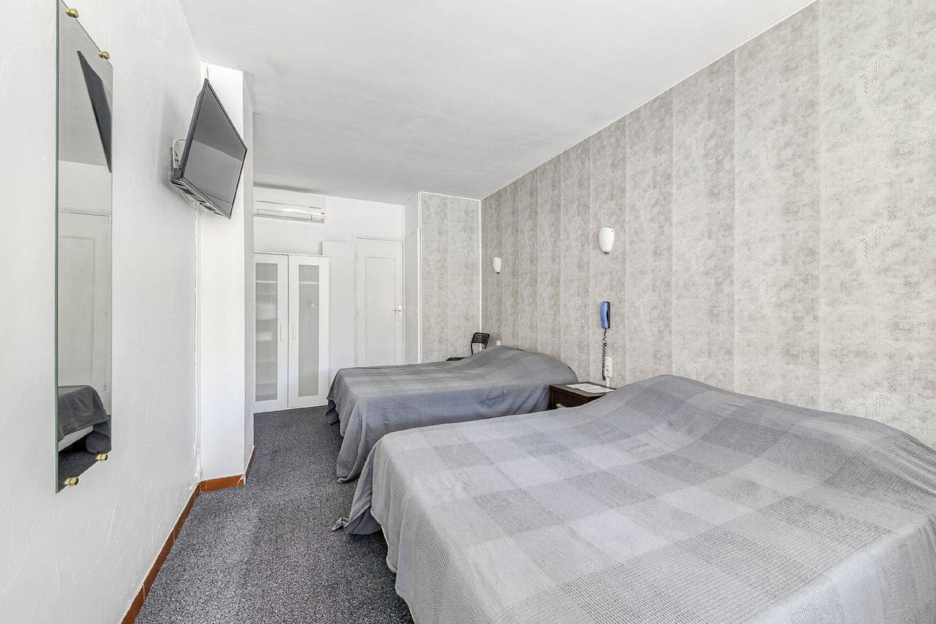 Familienzimmer | Schreibtisch, schallisolierte Zimmer, Bügeleisen/Bügelbrett