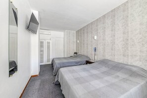 Family Room | Desk, soundproofing, iron/ironing board, free WiFi - Hotel Vila (Frontignan)