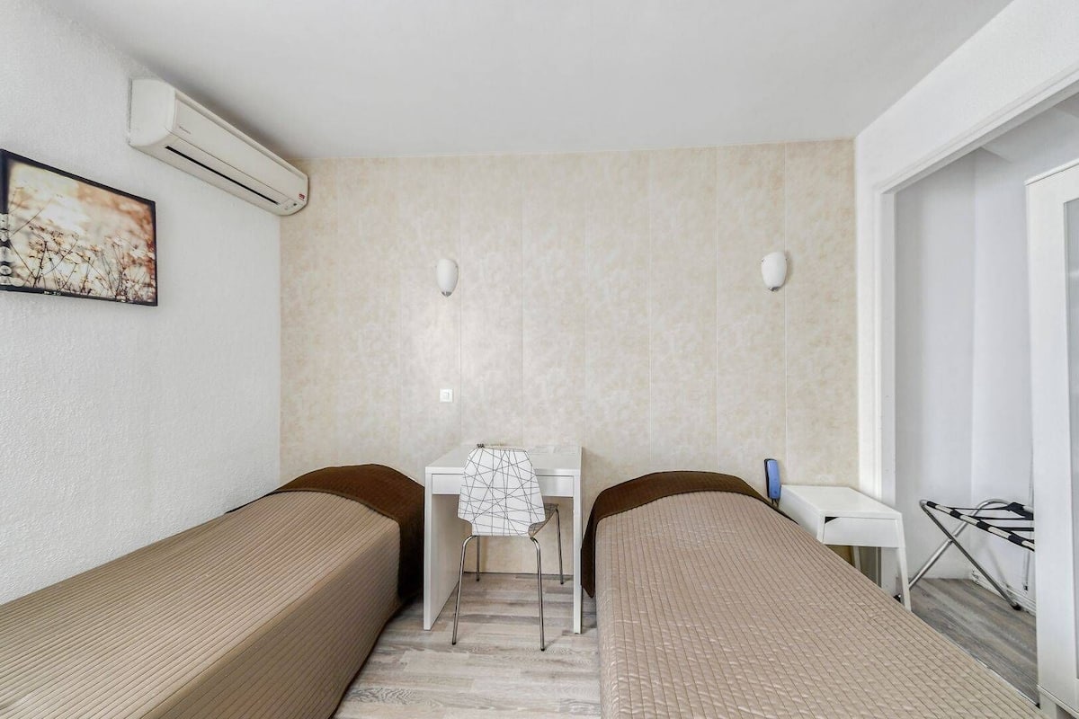 Schreibtisch, schallisolierte Zimmer, Bügeleisen/Bügelbrett