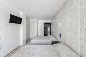 Chambre Familiale | Bureau, chambres insonorisées, fer et planche à repasser, Wi-Fi gratuit