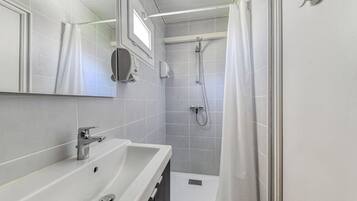 Een douche, een haardroger, handdoeken, zeep