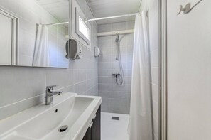Ducha, secador de pelo, toallas, jabón