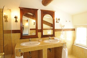 Villa, 5 Bedrooms | Bathroom | Free toiletries, hair dryer, bidet, towels - Relais Corte Paradiso (Peschiera del Garda)