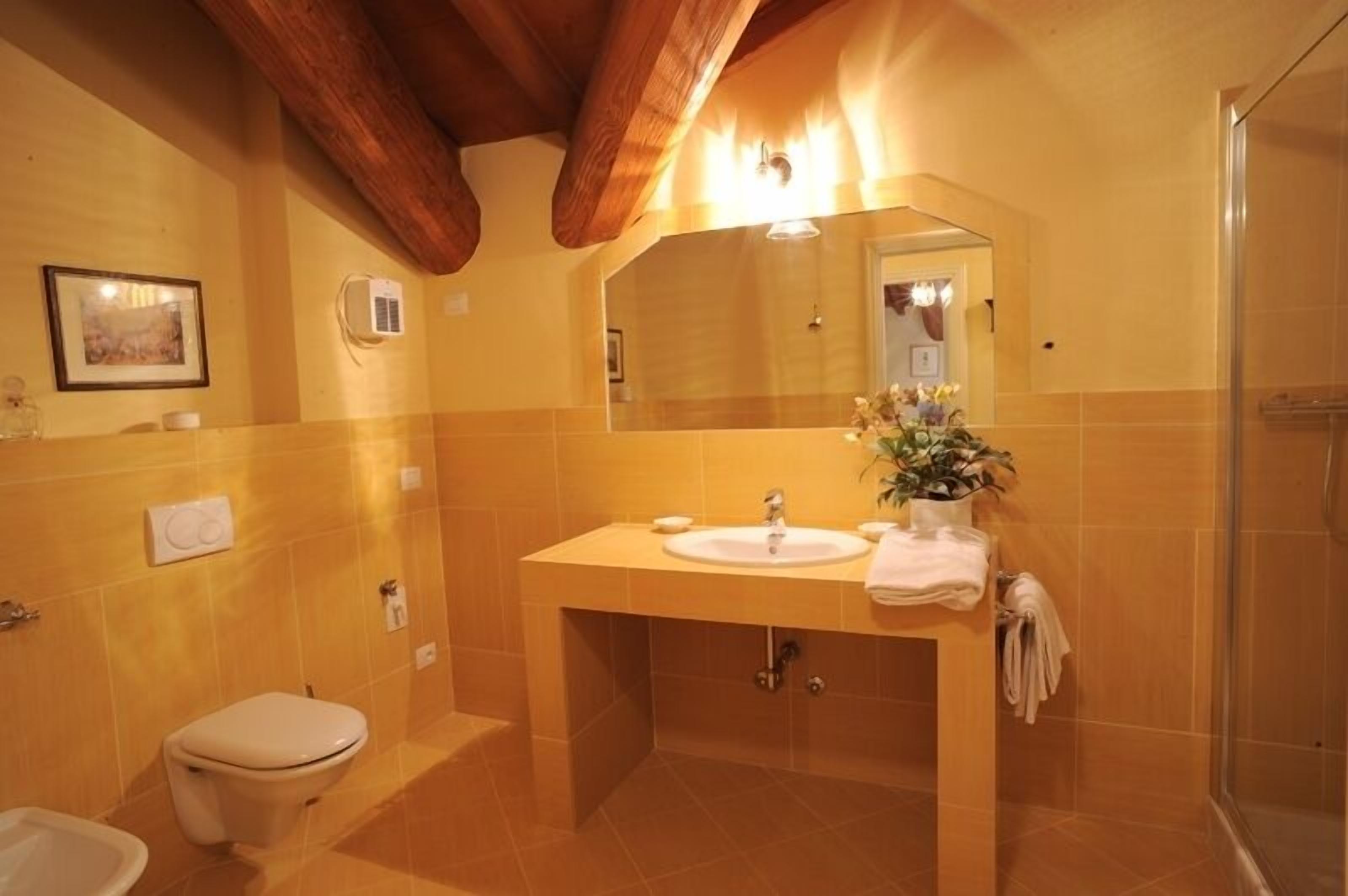 Un baño con lavamanos, inodoro y ducha.