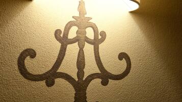 Una lámpara de pared con un diseño decorativo.