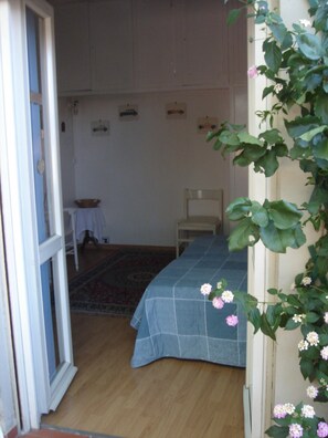 Desk, iron/ironing board, cribs/infant beds, rollaway beds - Alla Balduina (Rome)
