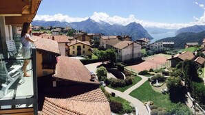 Zona residencial con casas adosadas, vistas despejadas de las montañas y un balcón con vistas al pueblo.