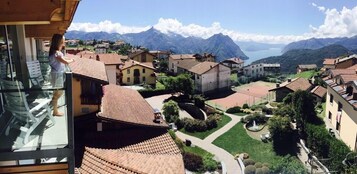 Zona residencial con casas adosadas, vistas despejadas de las montañas y un balcón con vistas al pueblo.