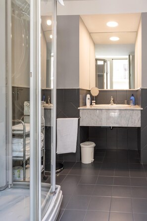 Dusche, Haartrockner, Bidet, Handtücher