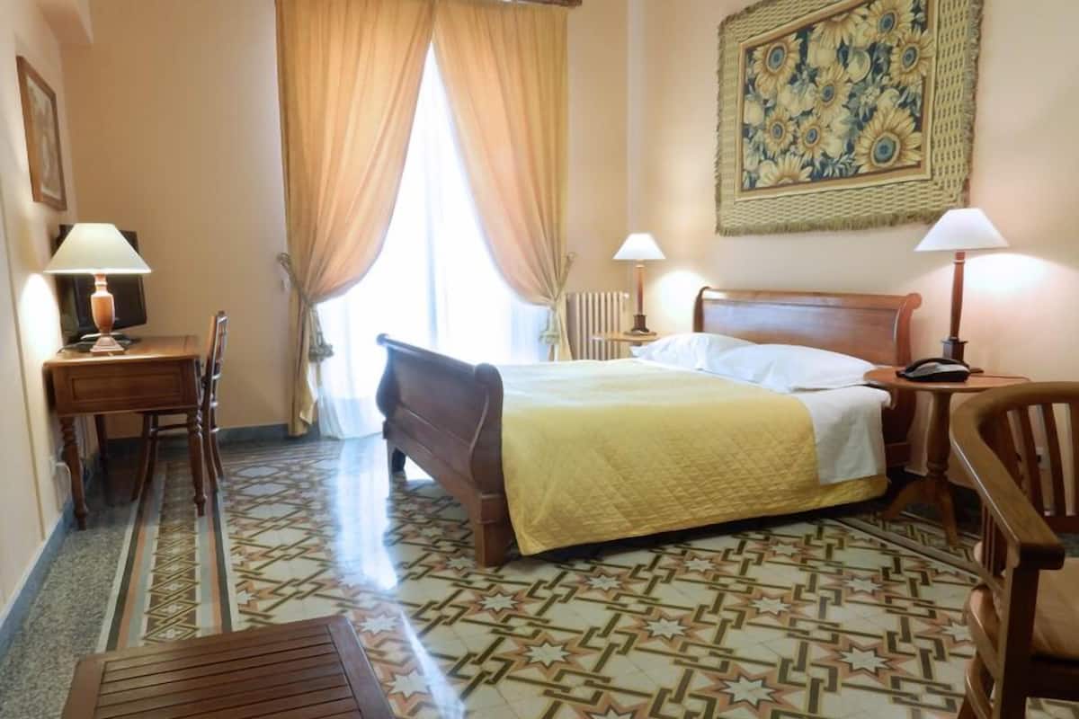 Frette Italian sheets, premium bedding, down comforters, minibar