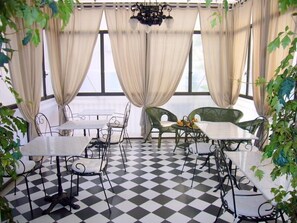 Dagelijks continentaal ontbijt inbegrepen