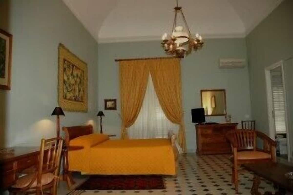 Frette Italian sheets, premium bedding, down comforters, minibar