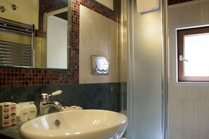 Shower, free toiletries, hair dryer, bidet - Best Suites Trevi (Rome)