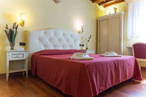 Pillowtop beds, minibar, in-room safe, desk - Best Suites Trevi (Rome)