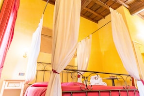 Pillow-top beds, minibar, in-room safe, desk - Best Suites Trevi (Rome)